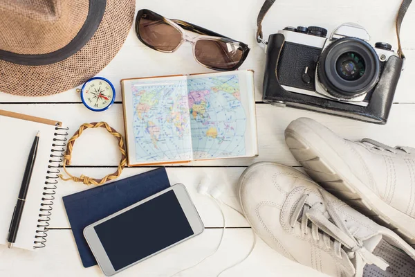 Reisezubehör Verschiedene Objekte Auf Holzgrund Reisepass Fotokamera Smartphone Schuhe Sonnenbrille — Stockfoto