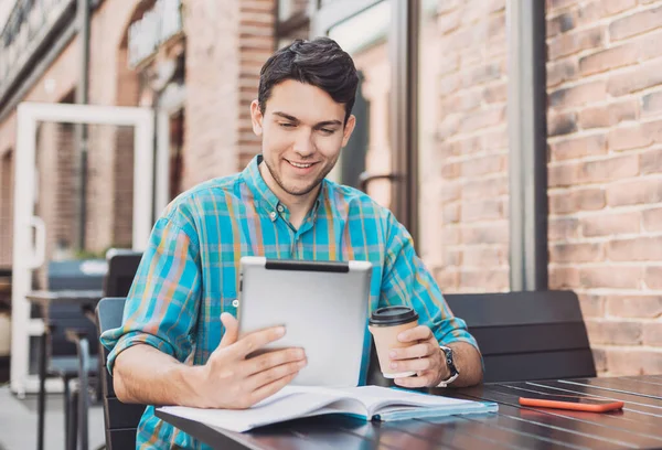 Zakenman Die Digitale Tablet Gebruikt Een Stad Jonge Knappe Student — Stockfoto