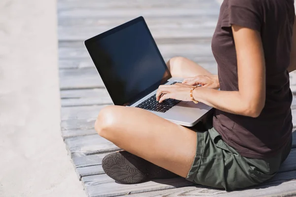 Mujer Joven Usando Ordenador Portátil Una Playa Concepto Trabajo Independiente — Foto de Stock