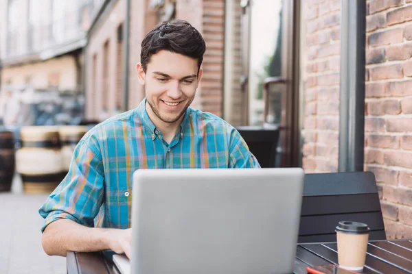 Jovens Homens Bonitos Usando Laptop Uma Cidade Estudante Sorridente Fazer — Fotografia de Stock