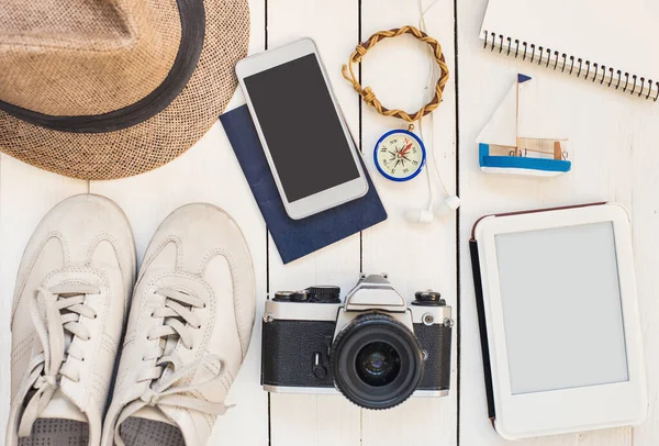 Reisezubehör Verschiedene Objekte Auf Holzgrund Reisepass Fotokamera Smartphone Schuhe Sonnenbrille — Stockfoto