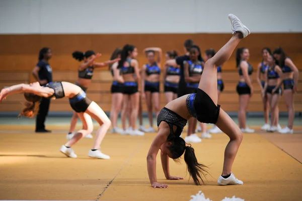Cheerleaders Executando Seus Truques — Fotografia de Stock