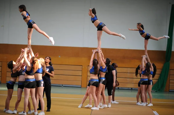 Cheerleaders Performing Tricks — Stock Photo, Image