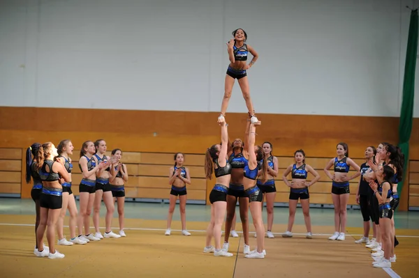 Ponpon kızlar numaralarını yapıyorlar.