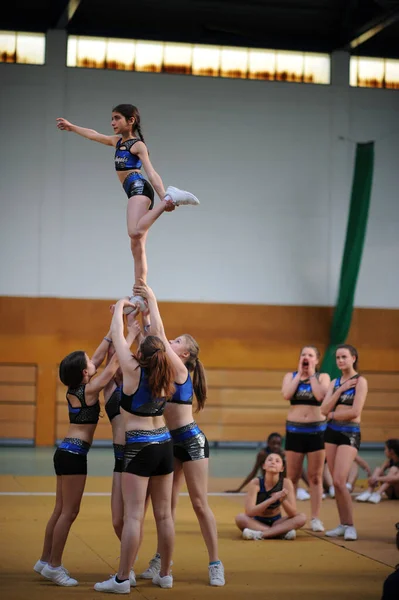 Ponpon kızlar numaralarını yapıyorlar.