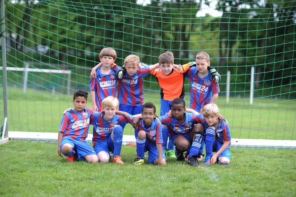 Çocuklar futbol oynuyor, futbol sahasında futbol oynuyor.