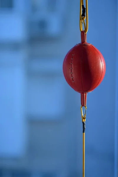 Boks topu, kırmızı renkli yumruk topu