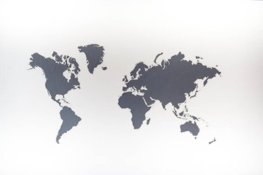 Gri arkaplanlı beyaz arkaplan üzerindeki dünya haritası