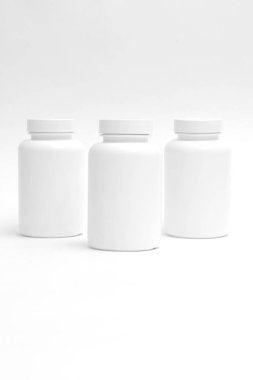 Üç kutu kutu kutu kutu hap ve sağlıklı yaşam tarzını dikey olarak beyaz arka planda sürdüren insanlar için vitamin. Mağazalar ve makaleler için de.