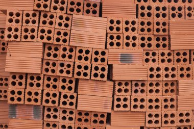 Kırmızı tuğla kabaca katlanmış bloğunu