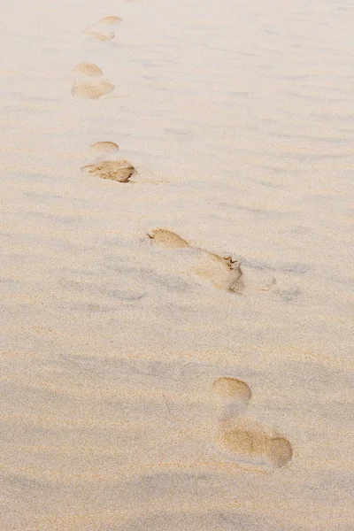 Fußabdrücke auf goldenem Sand — Stockfoto
