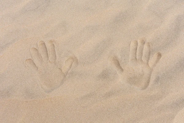 Tracce di due mani su sabbia dorata — Foto Stock