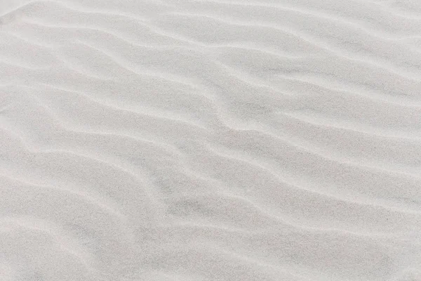 Κύματα στην παραλία του γκρι άμμο — Φωτογραφία Αρχείου