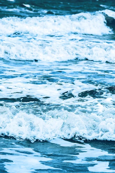 Surging waves beating against shore — Stock Photo, Image