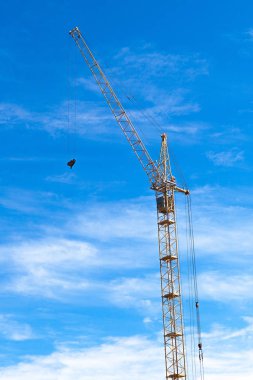 Mavi gökyüzü arka plan üzerinde yüksek inşaat vinç