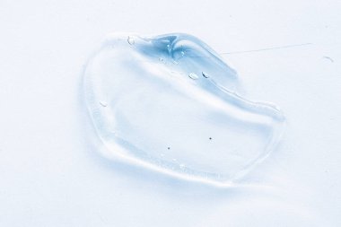 Beyaz arka planda şeffaf sıvı jel krem lekesi. Mavi Kozmetik