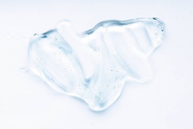 Beyaz arka planda şeffaf sıvı jel krem lekesi. Mavi Kozmetik