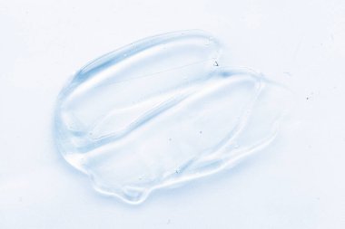 Beyaz arka planda şeffaf sıvı jel krem lekesi. Mavi Kozmetik