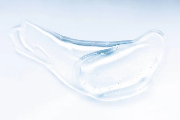 Przezroczysty Krem Płynie Rozmazany Białym Tle Niebieskie Kosmetyki — Zdjęcie stockowe