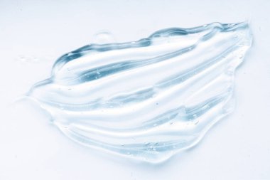 Beyaz arka planda şeffaf sıvı jel krem lekesi. Mavi Kozmetik