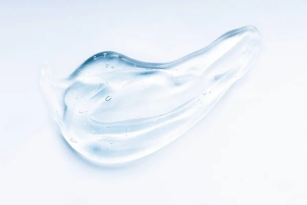 化妆品霜透明的液体凝胶 白色背景上的蓝色污迹 — 图库照片