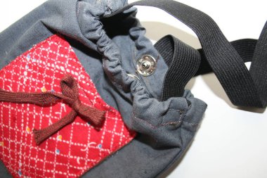 Fiyonklu ve perçinli küçük bir çantanın ayrıntıları