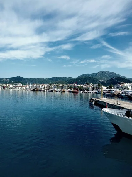 Sea Bay Background Mountains Yachts Foreground Blue Sky — Stock Photo, Image