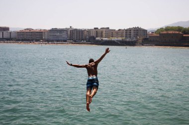 Bask Kıyısında Suya Atlayan Çocuk