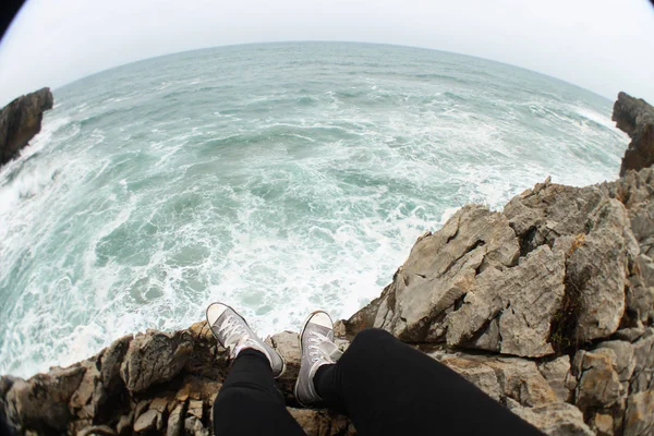 Akdeniz kıyısındaki bacakların fotoğrafı.