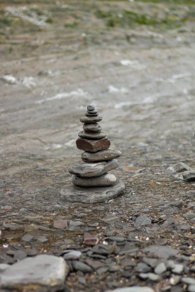 Dağ piramidi farklı boyutlarda taşlardan yapılmıştır.