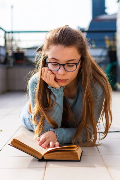 Chica Con Pelo Largo Gafas Leyendo Libro — Foto de Stock