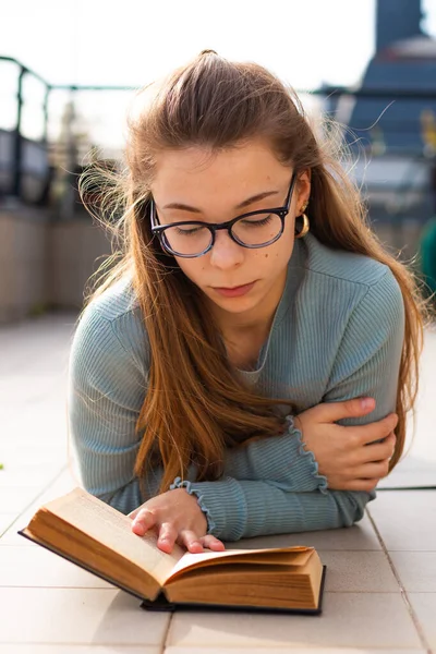 Dziewczyna Długimi Włosami Okularami Czytając Książkę — Zdjęcie stockowe