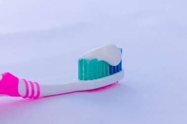 beyaz diş macunlu çok renkli diş fırçası