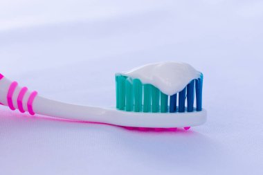 beyaz diş macunlu çok renkli diş fırçası