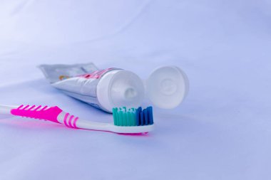 beyaz diş macunlu çok renkli diş fırçası