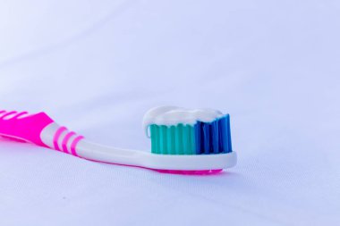 beyaz diş macunlu çok renkli diş fırçası