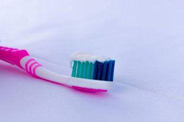 beyaz diş macunlu çok renkli diş fırçası