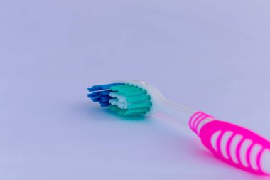 Beyaz arkaplanda Mavi ve Yeşil Pembe El Fırçası