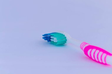 Beyaz arkaplanda Mavi ve Yeşil Pembe El Fırçası