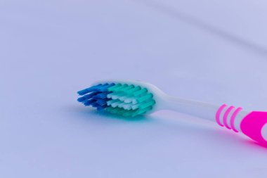 Beyaz arkaplanda Mavi ve Yeşil Pembe El Fırçası