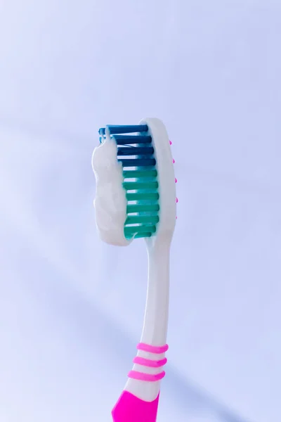 beyaz diş macunlu çok renkli diş fırçası