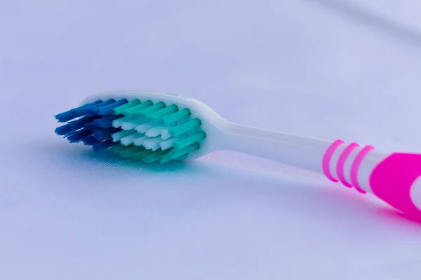 Beyaz arkaplanda Mavi ve Yeşil Pembe El Fırçası