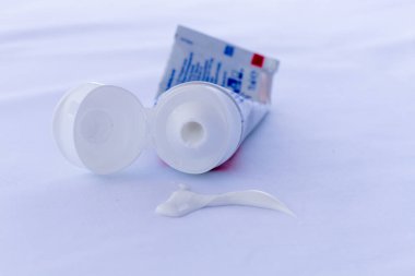 Masanın üzerinde beyaz diş macunu