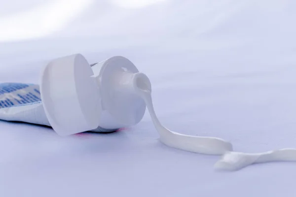 Masanın üzerinde beyaz diş macunu