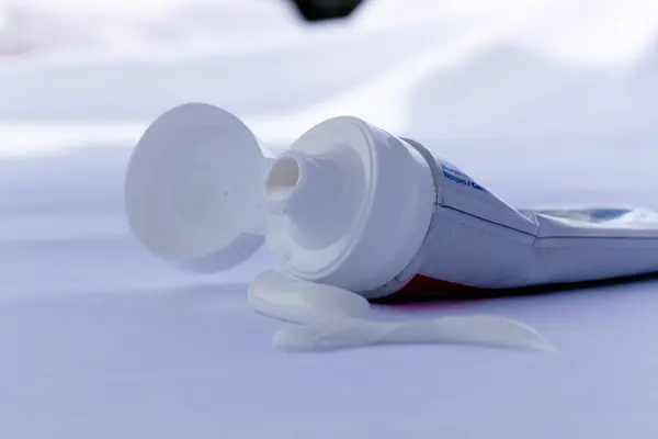 Masanın üzerinde beyaz diş macunu