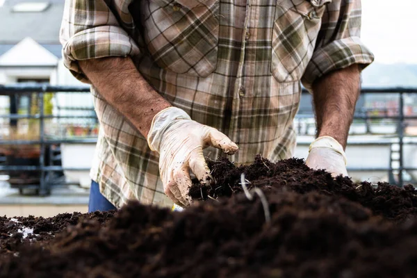 Adam evde bahçe işleriyle uğraşıyor.