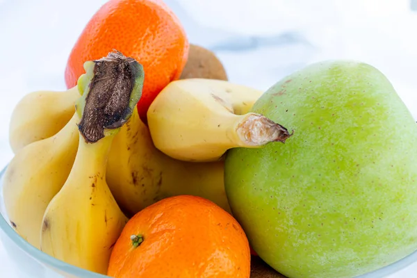 Beyaz arka planda bir kase farklı meyve