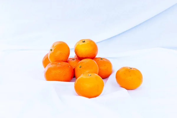 Mandarinas Naranjas Sobre Fondo Blanco — Foto de Stock