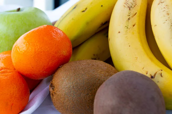 Beyaz arka planda bir kase farklı meyve