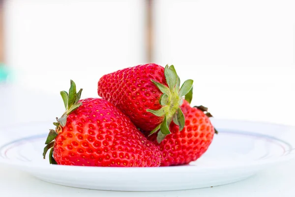 Beyaz arka planda kırmızı çilek tabağı